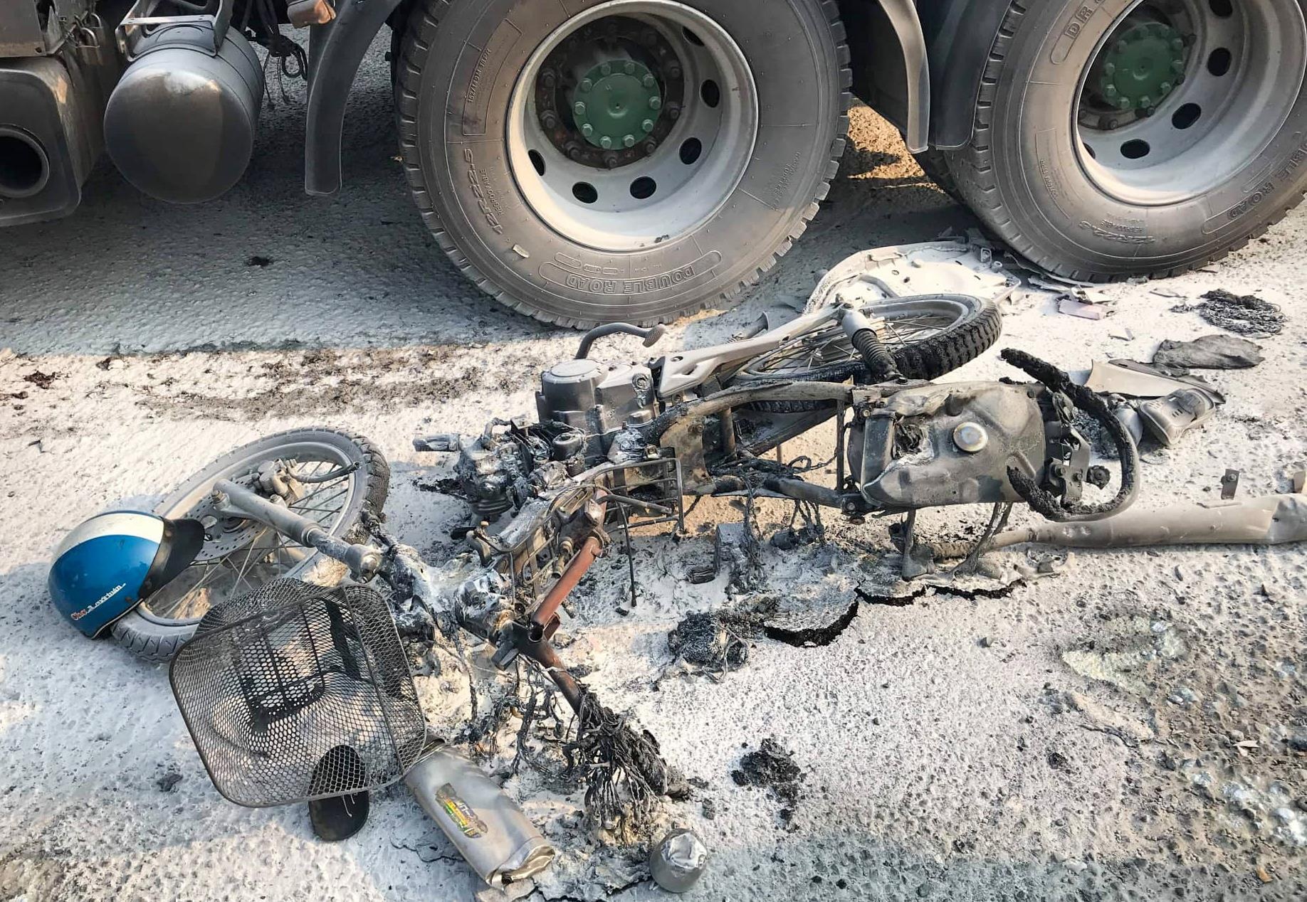 Xe may chay tro khung khi va cham xe container o TP.HCM hinh anh