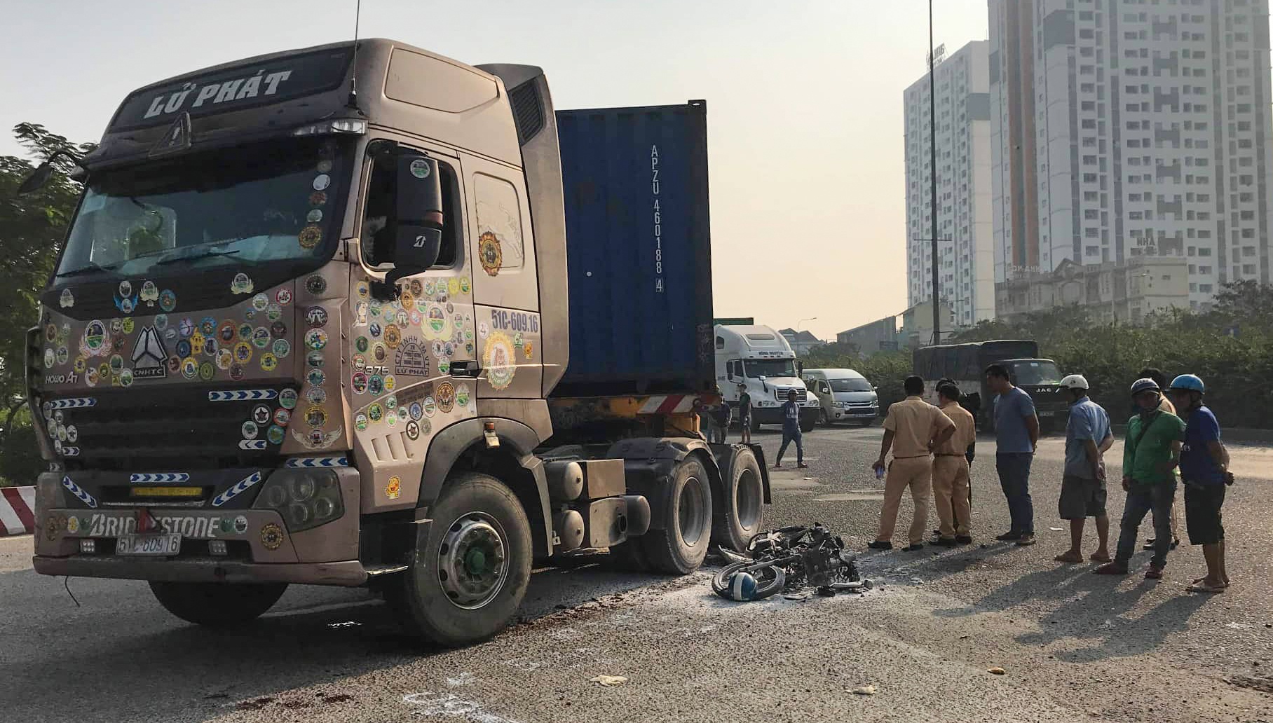 xe container tông xe máy ảnh 1 xe container tong xe may anh 1