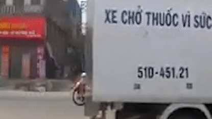 Nguoi phu nu bi xe dau keo cuon vao gam khi qua duong hinh anh