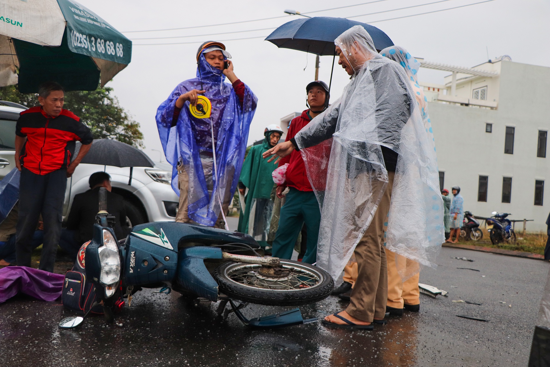 Nam sinh lop 7 tu vong sau vu 2 oto tong nhau hinh anh