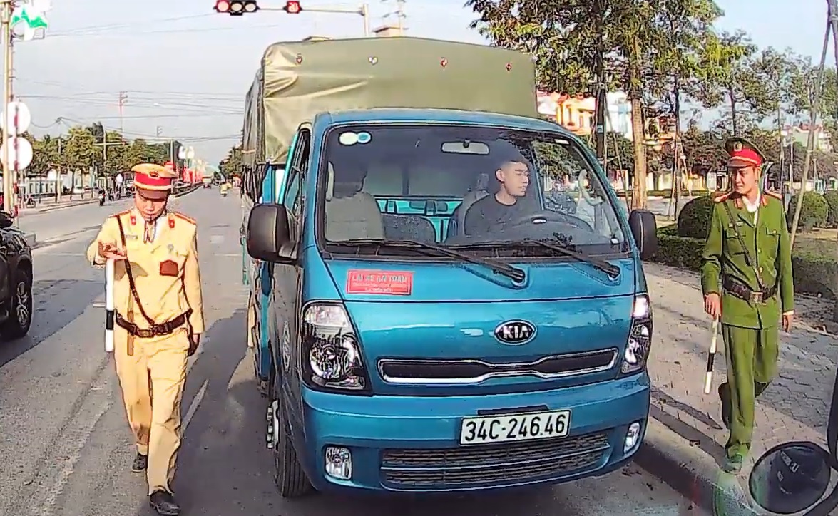 Tai xe yeu cau xe khac tranh duong de chay nguoc chieu hinh anh