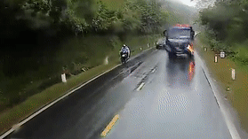 Xe tai vuot au khi troi mua suyt gay tai nan hinh anh