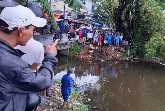 Thi the nguoi dan ong cung xe may duoi muong nuoc hinh anh