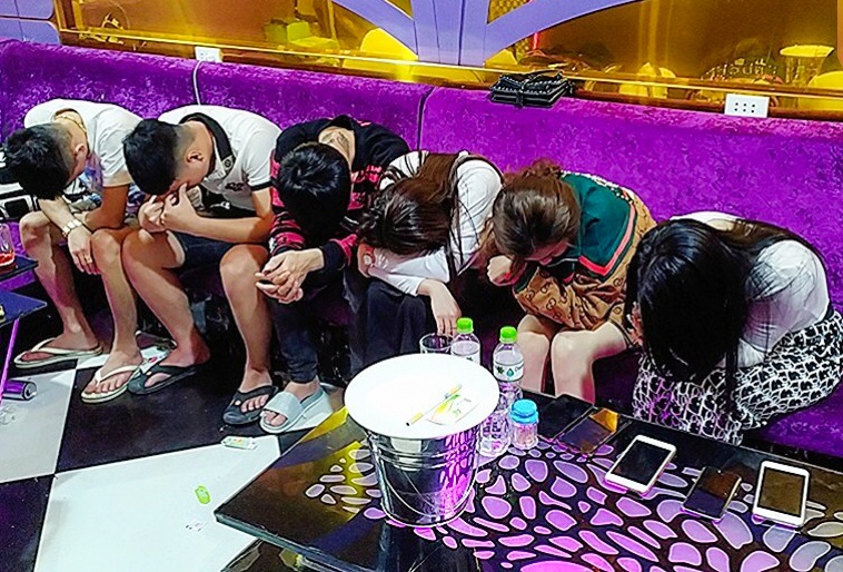 58 thanh nien phe ma tuy trong quan karaoke Luxury hinh anh