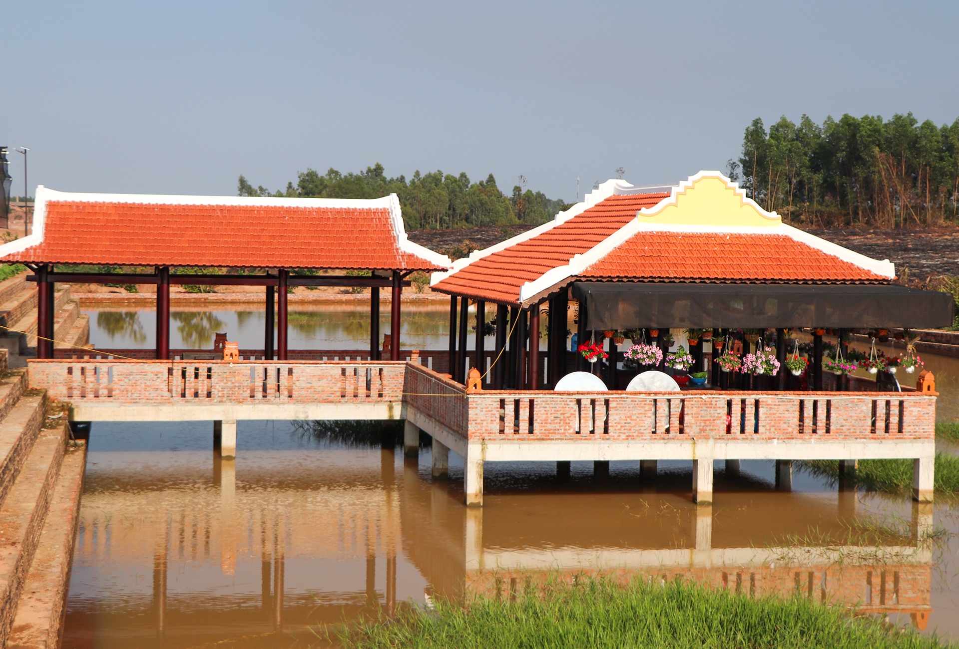 Biet phu xay dung khong phep moc giua rung hinh anh