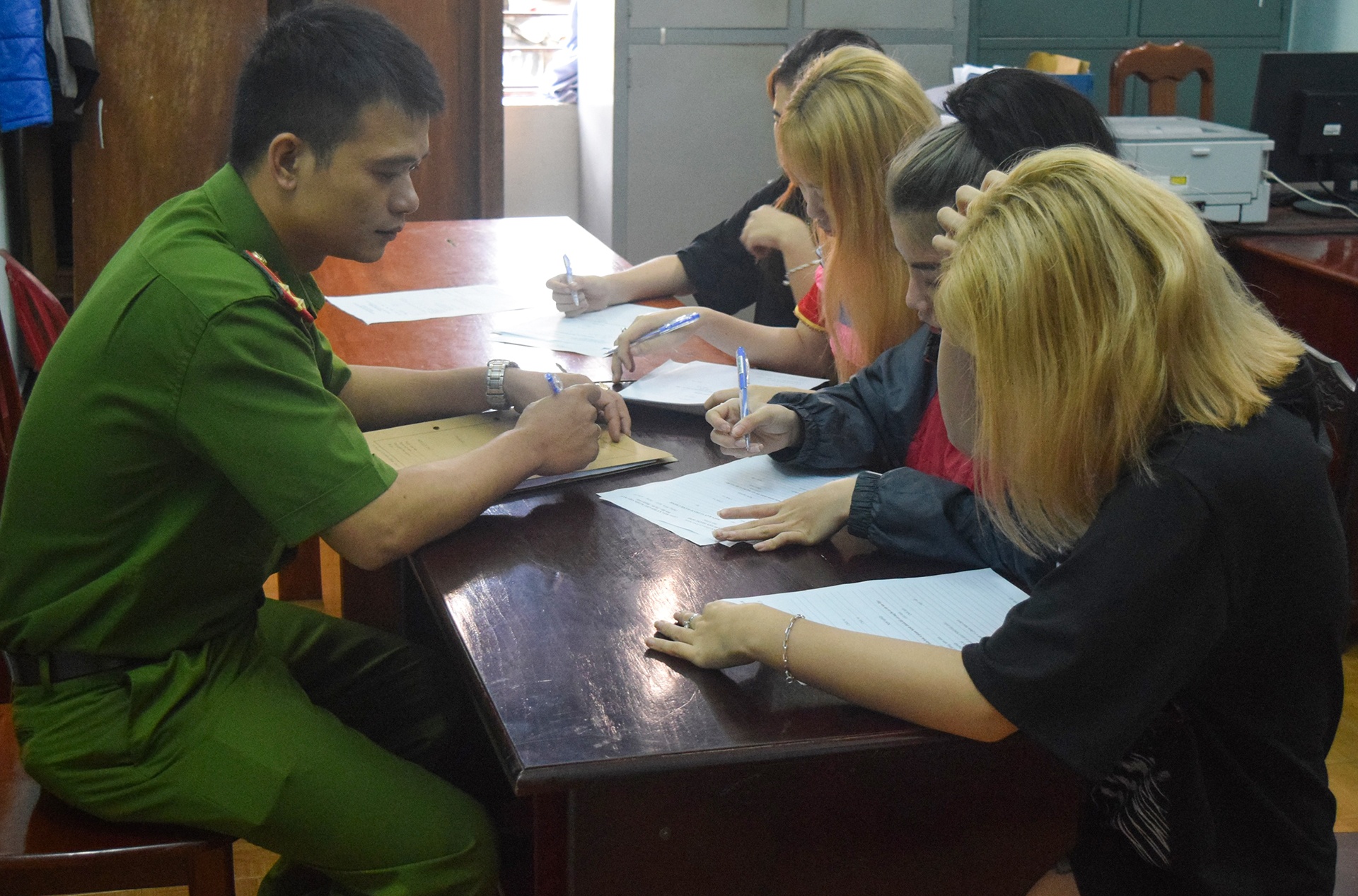 34 nam nu phe ma tuy trong quan karaoke Victory hinh anh