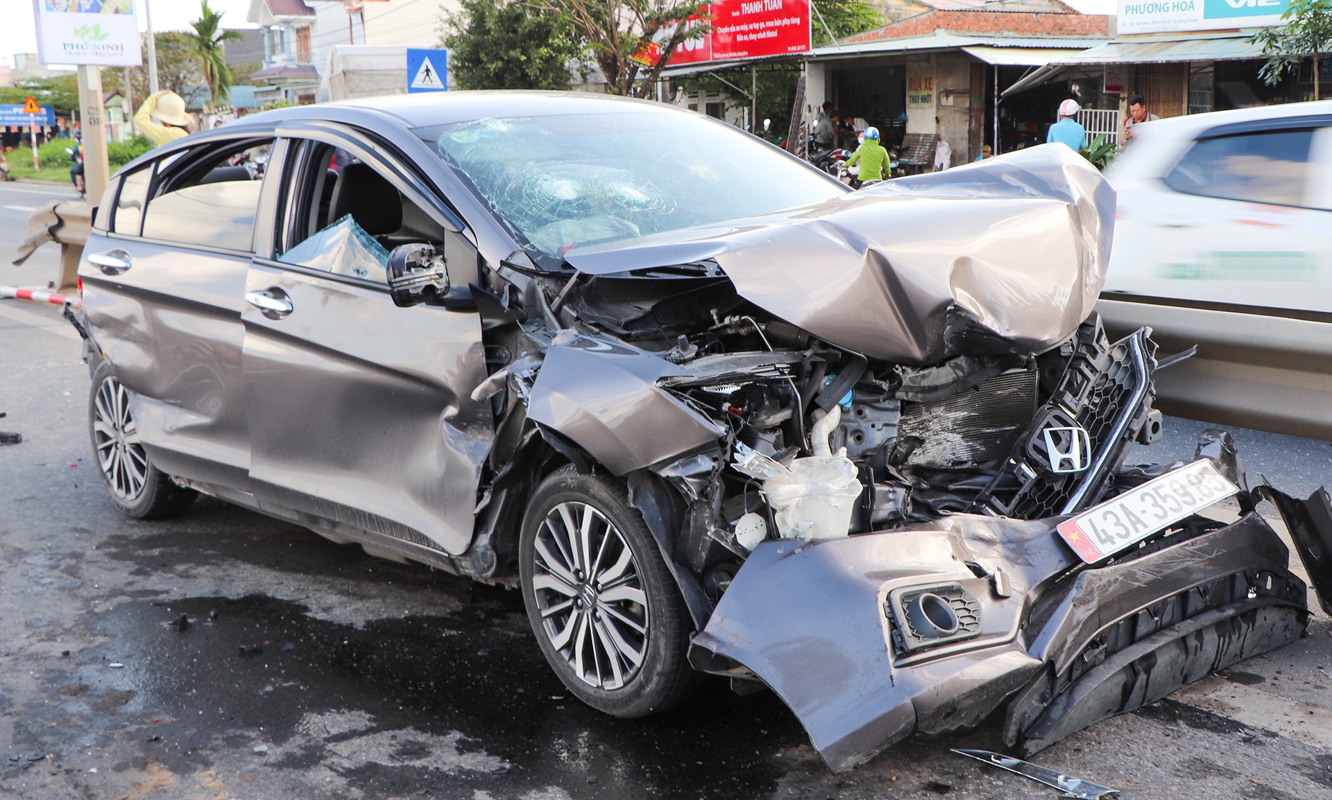 Oto con va cham xe container, 4 nguoi trong thuong hinh anh