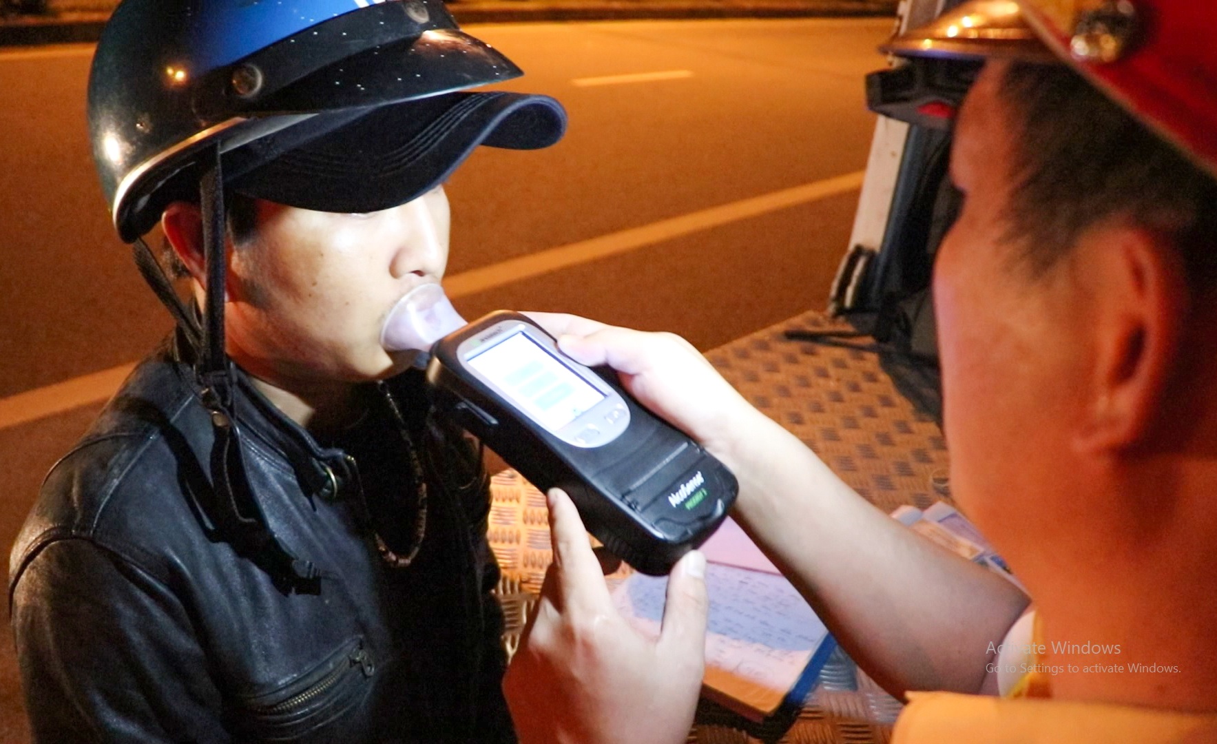 Lai xe noi gi khi uong 2 lon bia bi phat 2,5 trieu? hinh anh