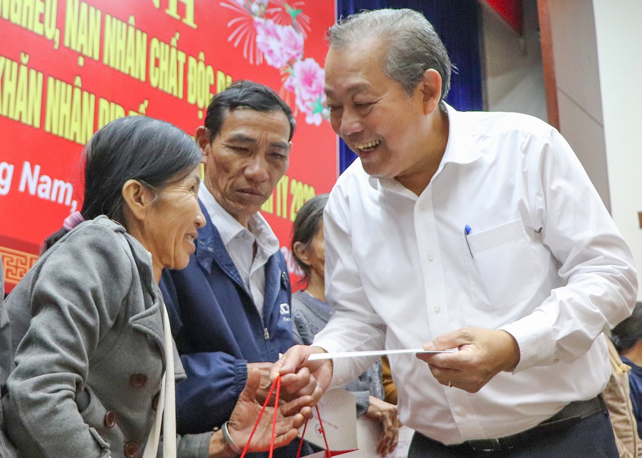 Pho thu tuong Truong Hoa Binh trao qua Tet o Quang Nam hinh anh