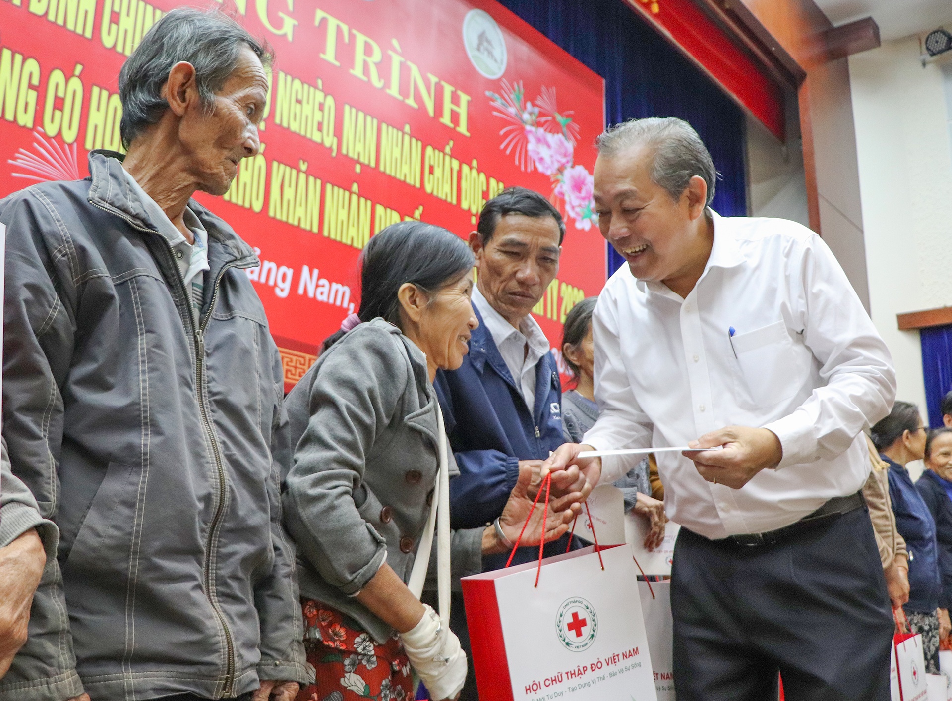 Pho thu tuong Truong Hoa Binh trao qua o Quang Nam anh 1