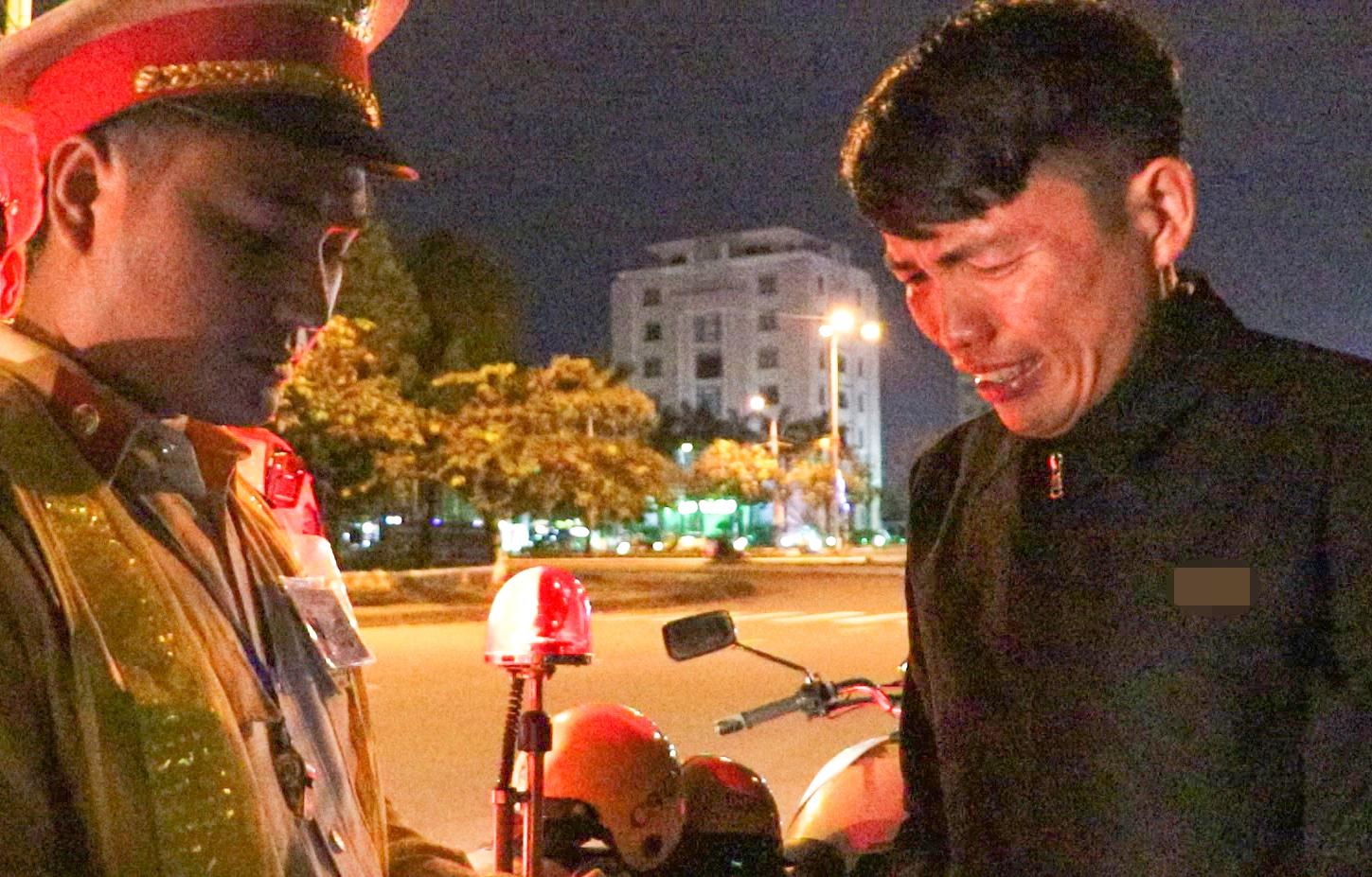 Tai xe bat khoc khi bi kiem tra nong do con hinh anh