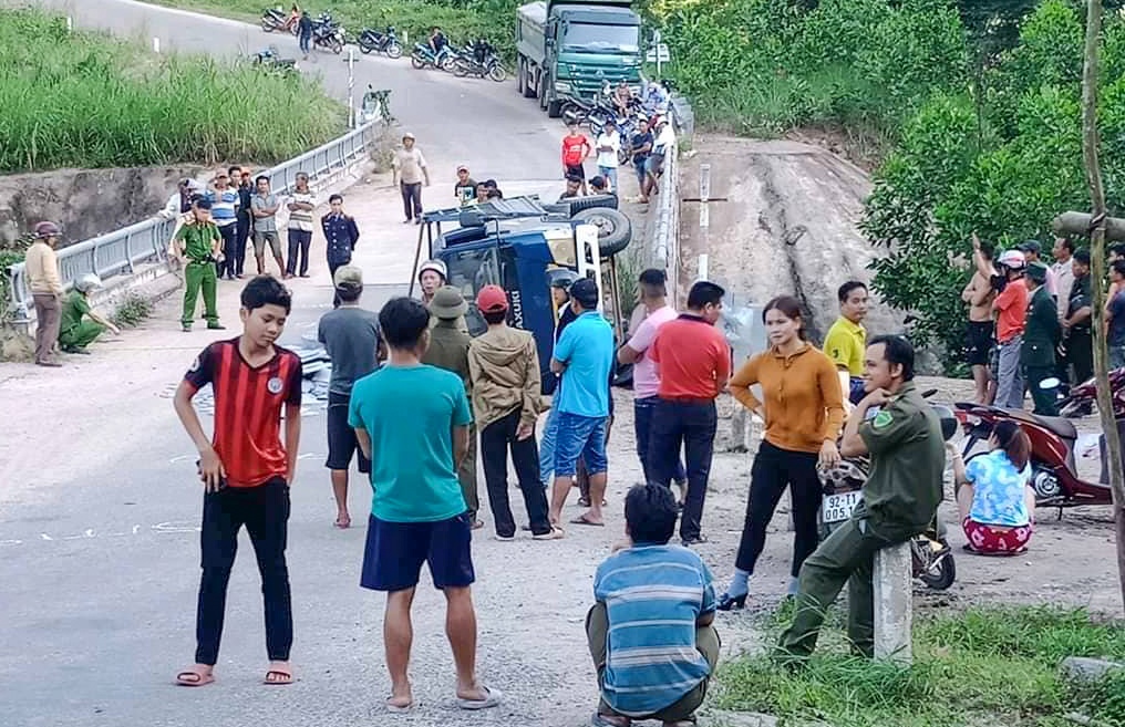 Xe tai mat thang khi xuong doc, 2 nguoi tu vong hinh anh