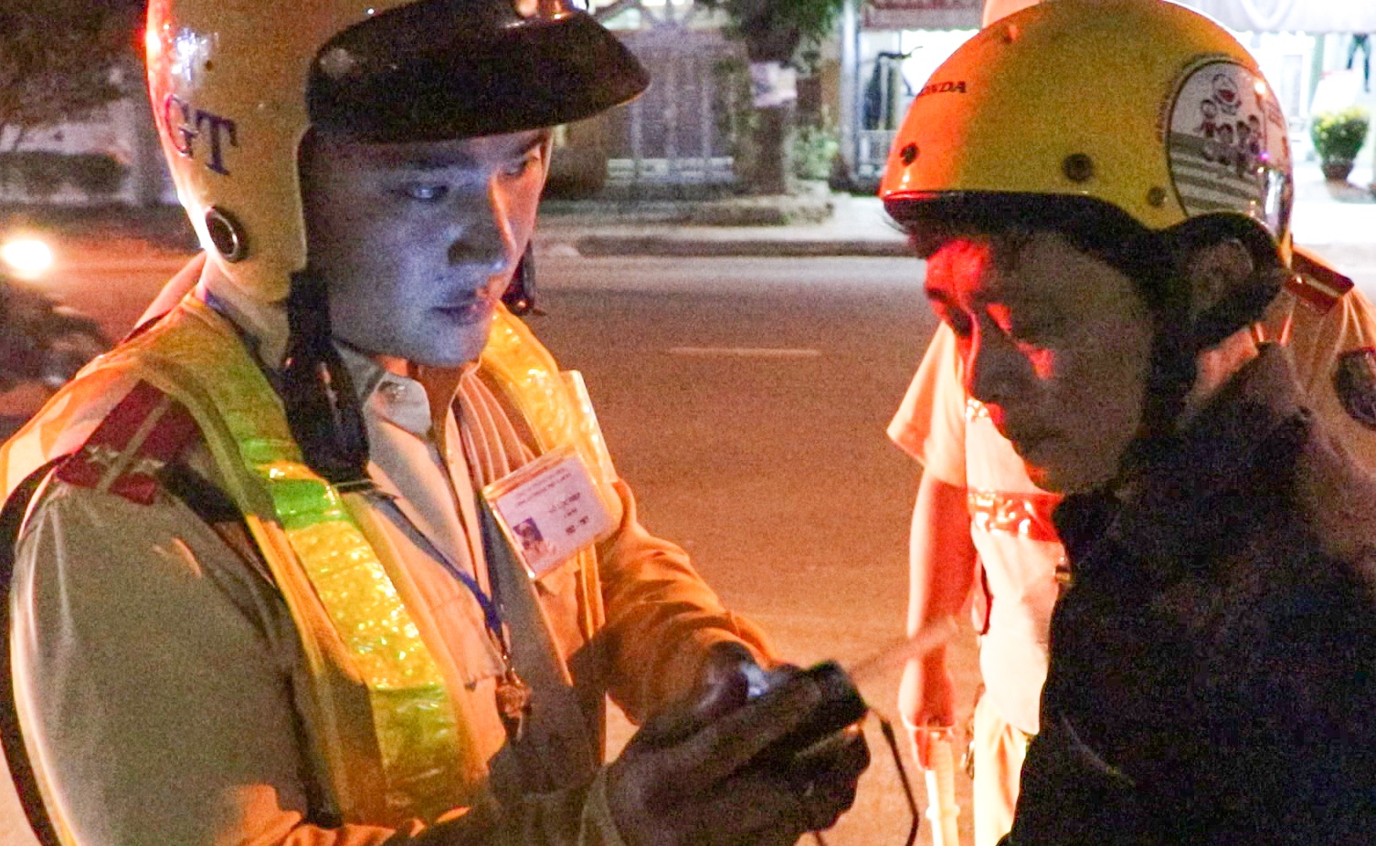 Uong 1 lon bia trong tiec tat nien, tai xe khong duoc lai xe ca nam hinh anh