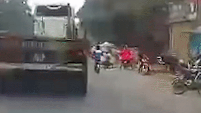 Nu sinh suyt bi xe dau keo cuon vao gam ngay can Tet hinh anh