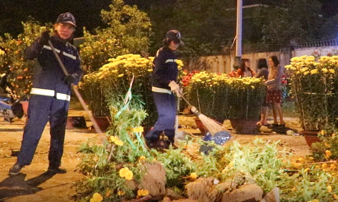 Trang dem giao thua don rac sau cho hoa Tet hinh anh