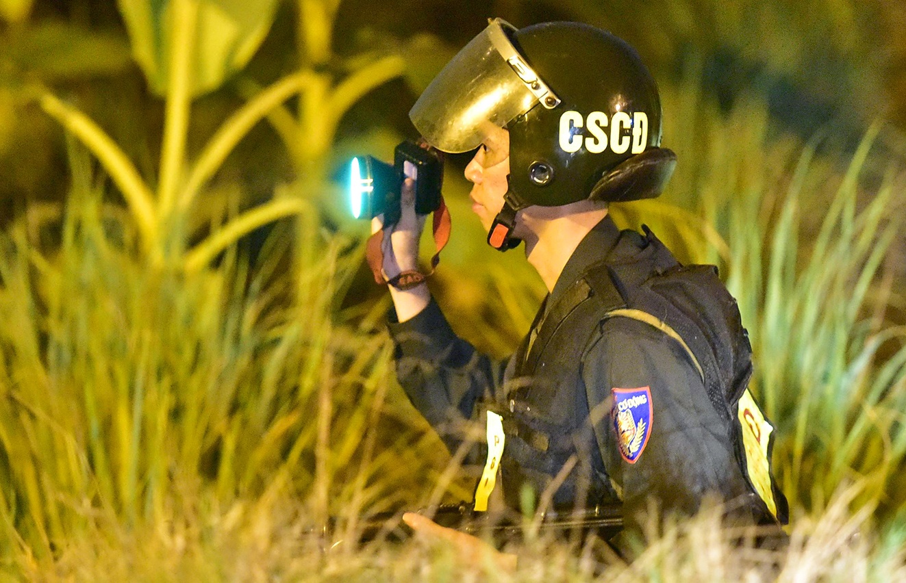 500 canh sat trang dem vay rap nghi can xa sung o Cu Chi hinh anh