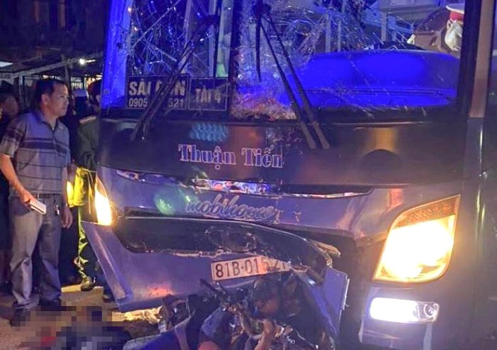 Doi dau xe khach giuong nam, 3 nguoi di xe may tu vong hinh anh