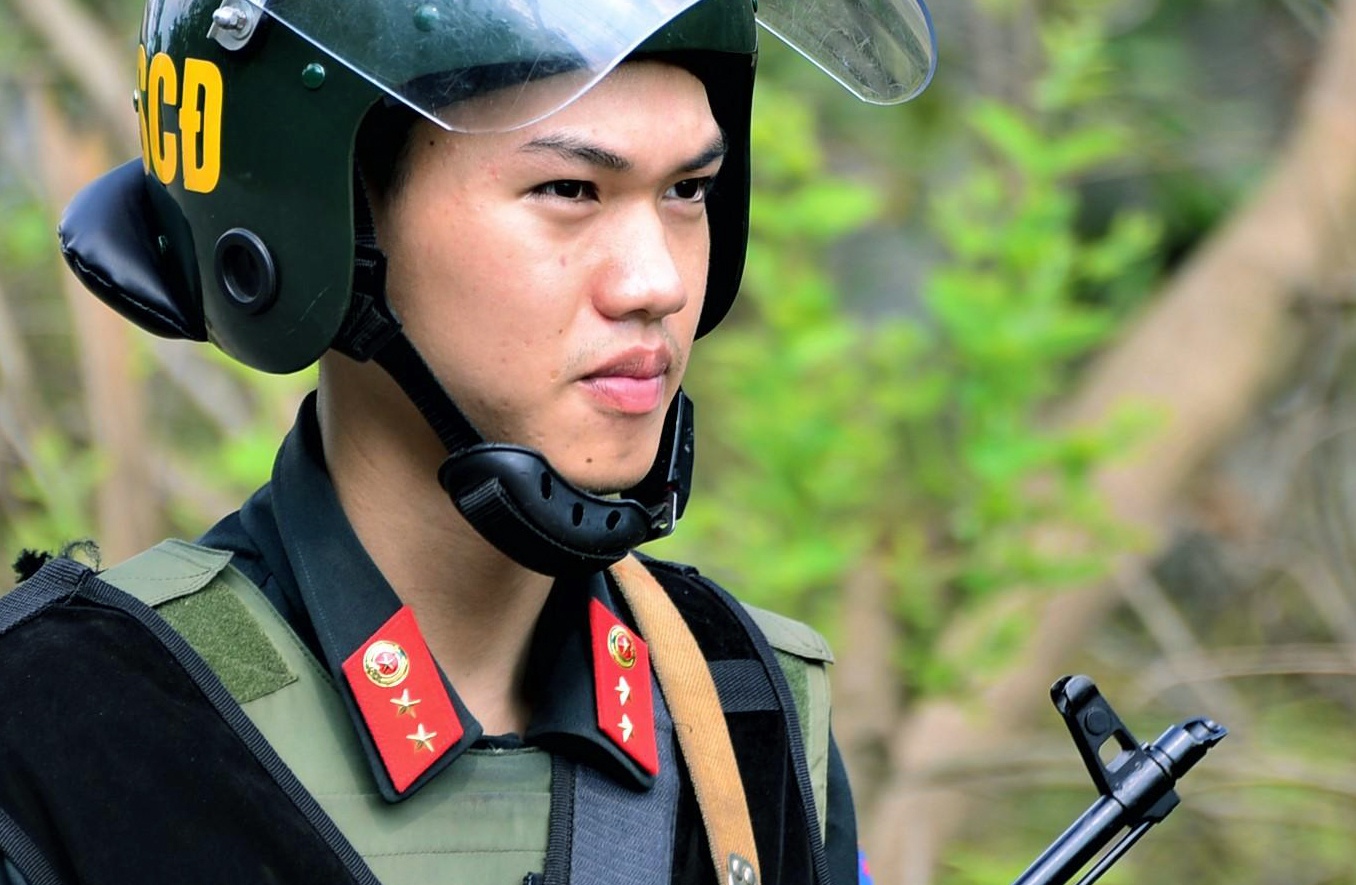 Canh sat vu trang vay bat nghi can ban chet 5 nguoi hinh anh