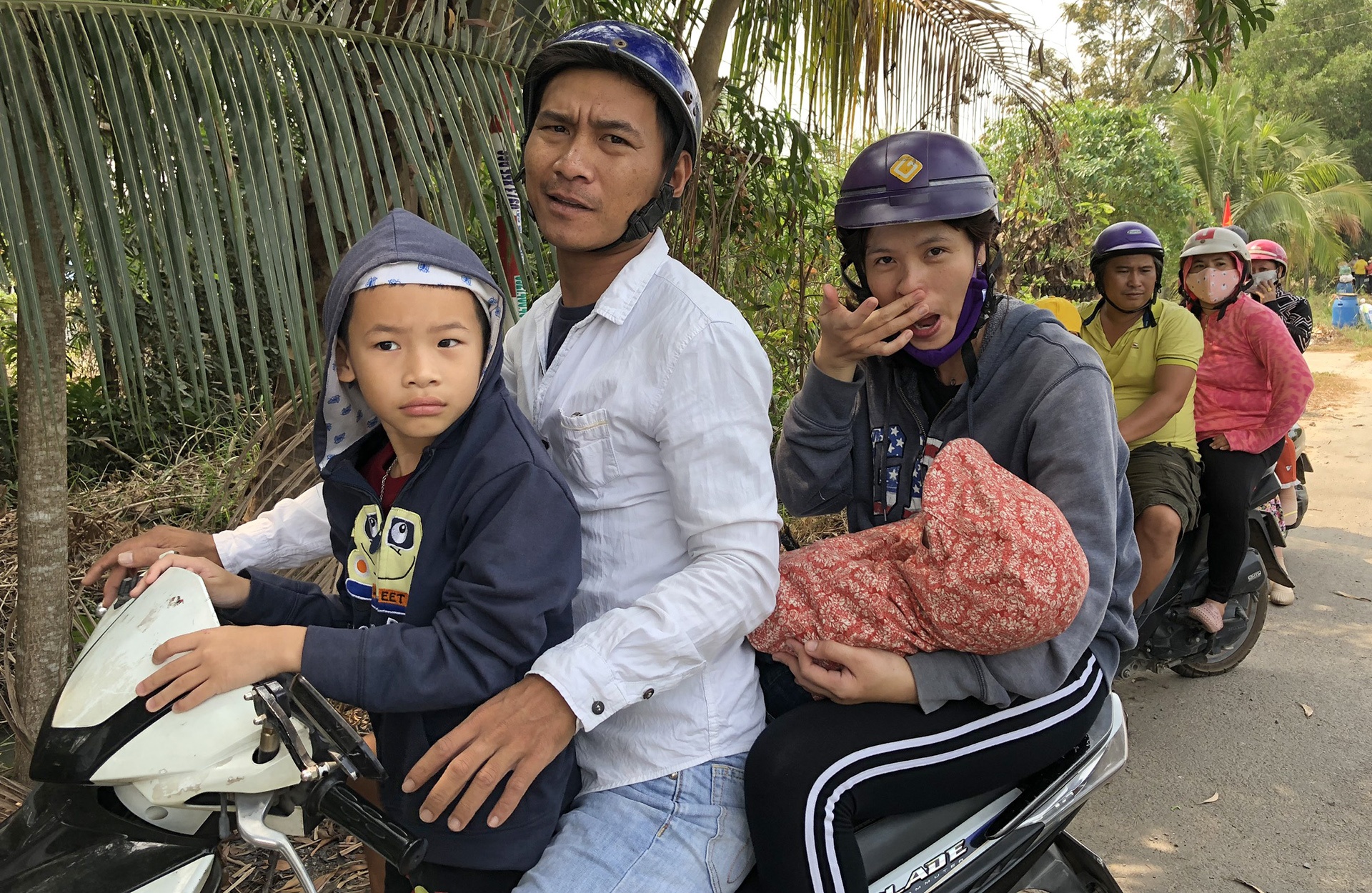 Dua ca nha di xem canh sat vay bat nghi can ban chet 5 nguoi hinh anh