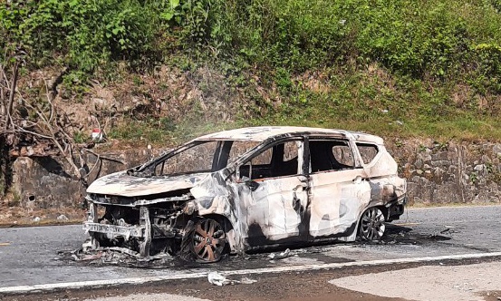 Oto phat no roi boc chay, 2 nguoi tu vong hinh anh