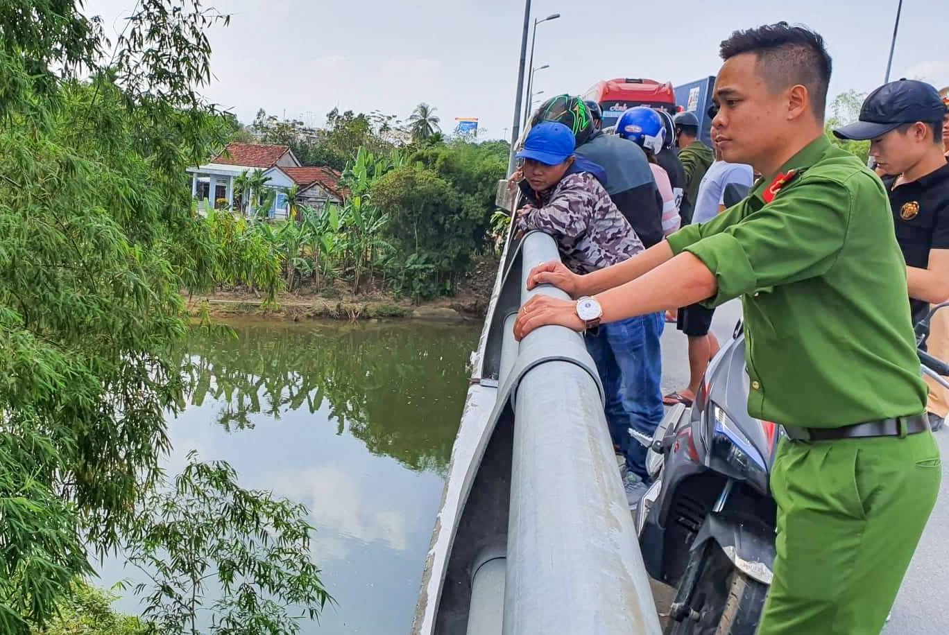 Nghi can cuop tiem vang thiet mang sau khi nhay xuong song hinh anh