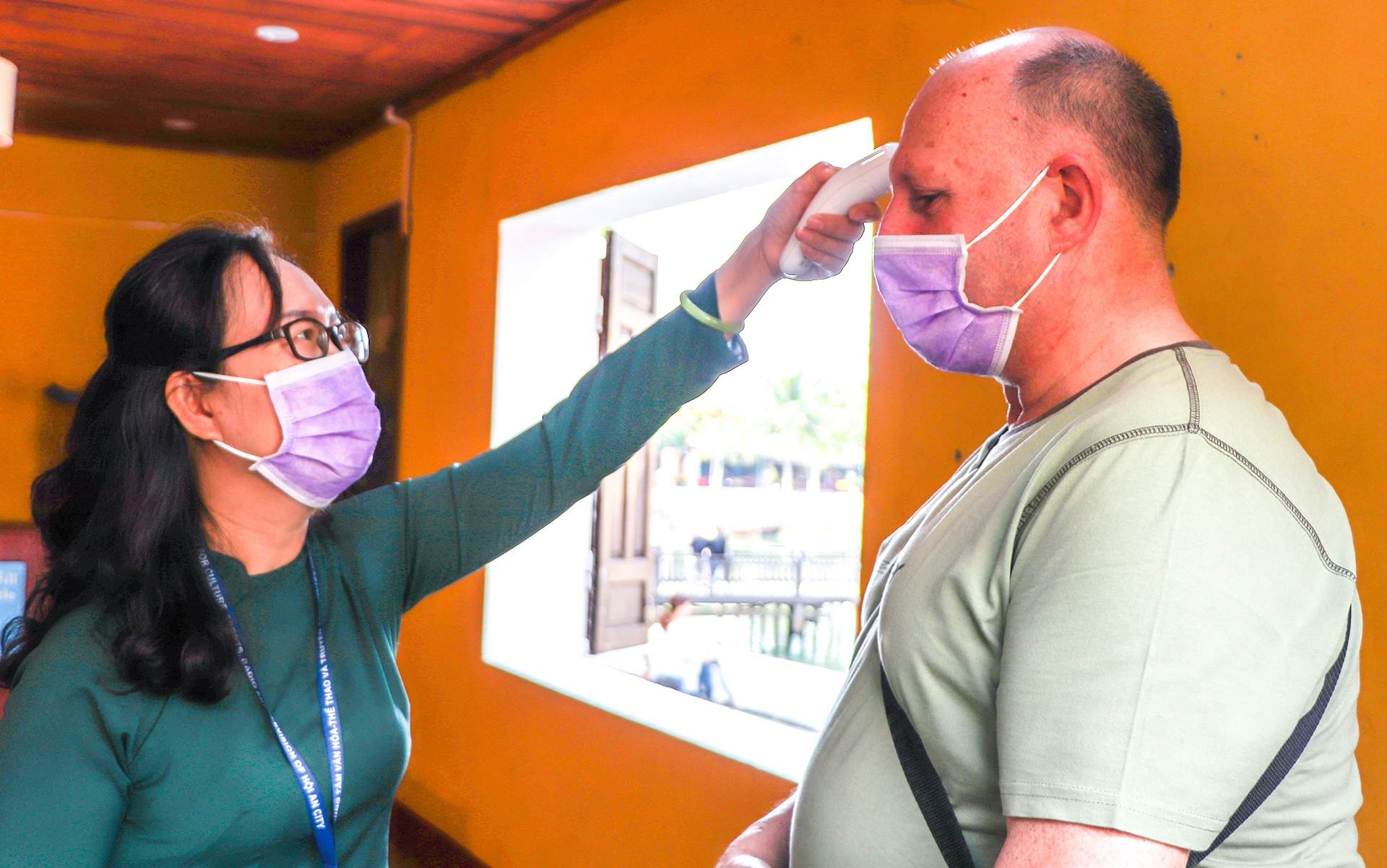 That chat kiem tra suc khoe, Hoi An van nhon nhip du khach hinh anh