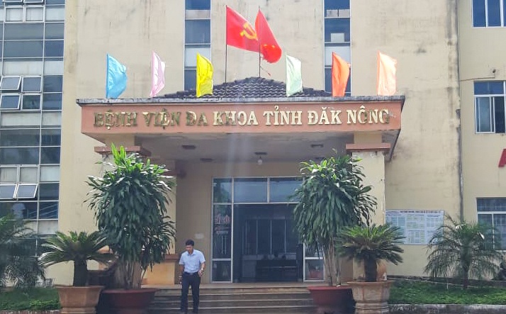 Dieu dong giam doc benh vien vi lo la chong dich virus corona hinh anh