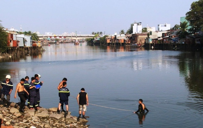 Hai hoc sinh lop 3 duoi nuoc khi tam ao hinh anh