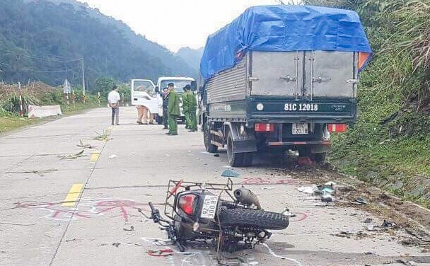 2 du khach Duc tu nan o deo Lo Xo hinh anh