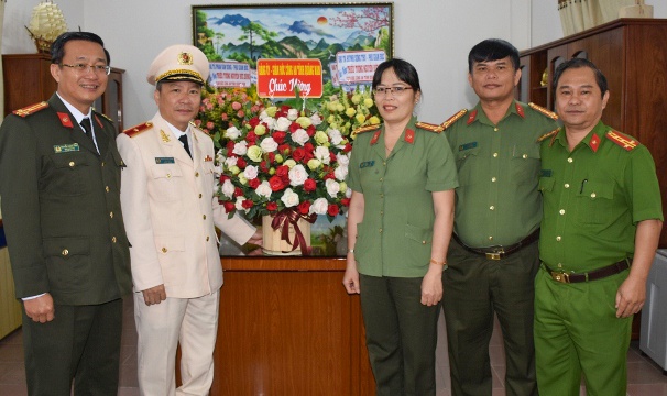 Giám đốc Công an tỉnh Quảng Nam lên hàm thiếu tướng ảnh 1 Giam doc Cong an tinh Quang Nam len ham thieu tuong anh 1