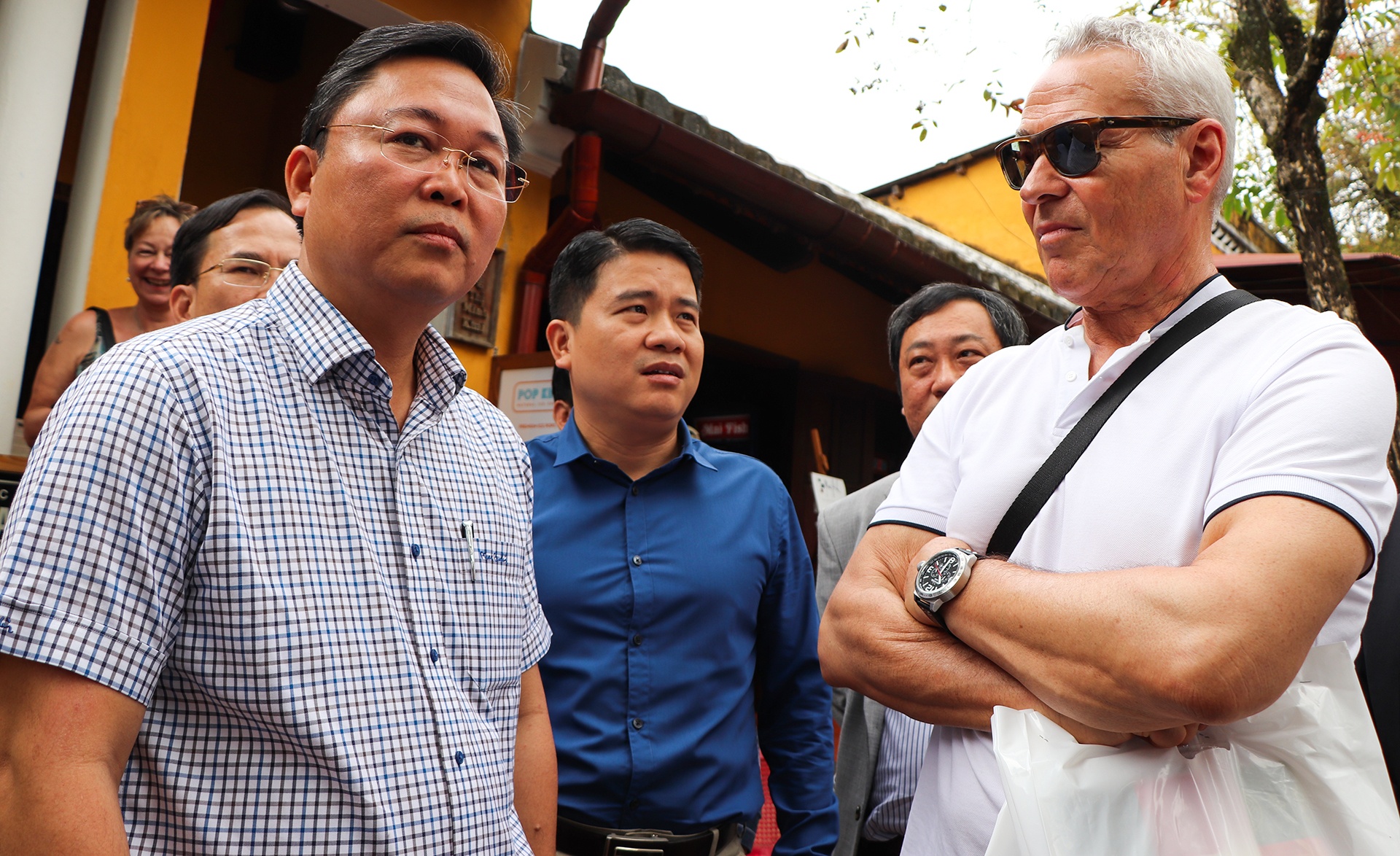 Chu tich Quang Nam tro chuyen voi du khach tai Hoi An ve dich Covid-19 hinh anh