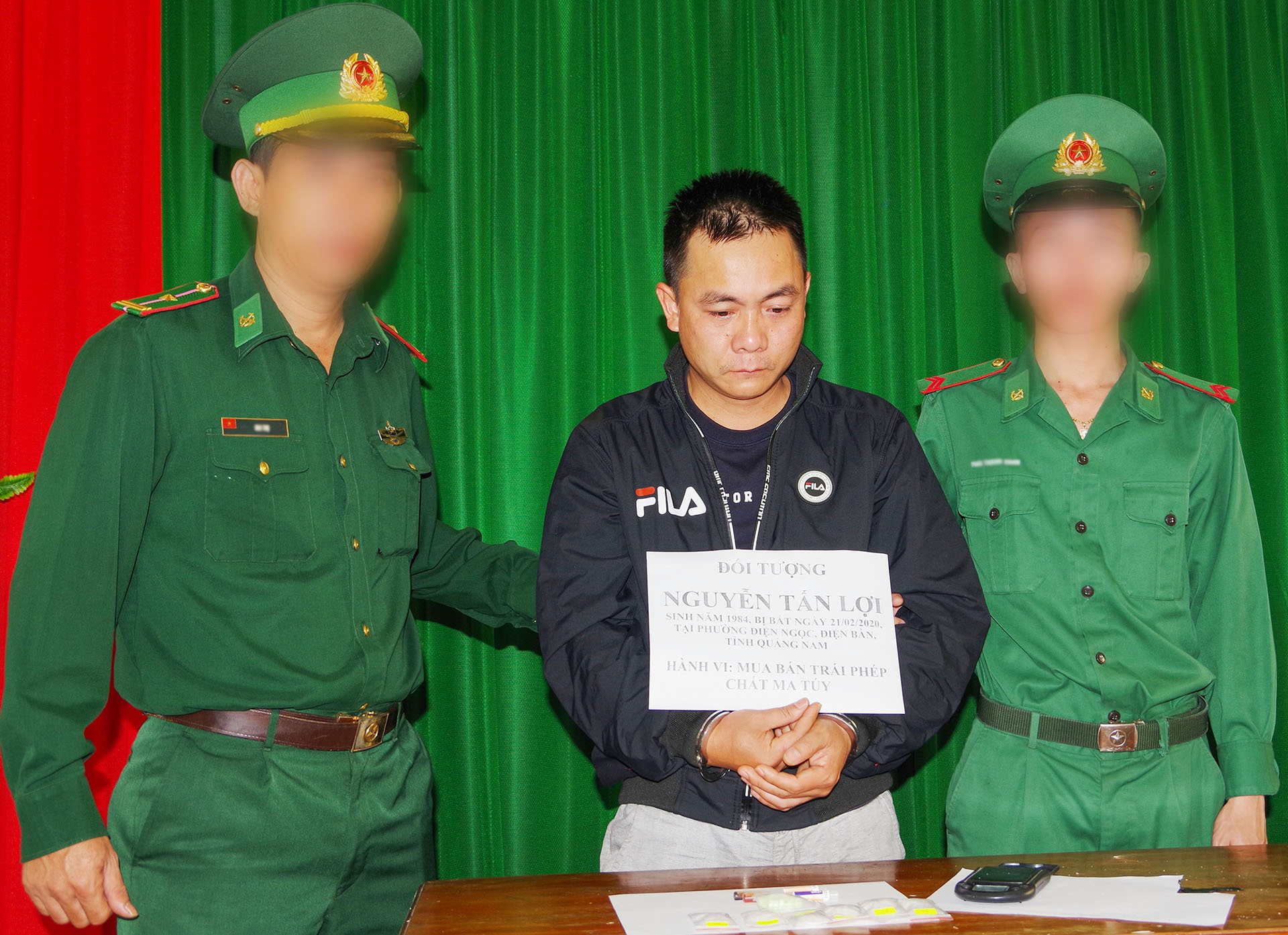 Canh kham xet nha nguoi nghien ma tuy pham toi hinh anh