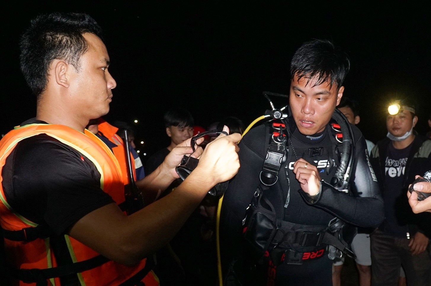 7 gio tim kiem 6 nan nhan trong vu lat thuyen tren song Vu Gia hinh anh