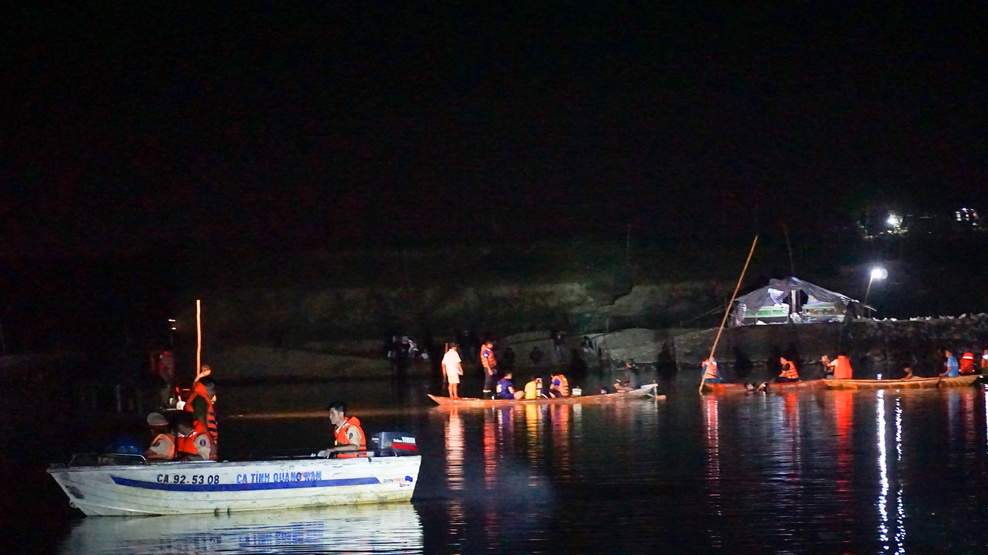 lat ghe 6 nguoi chet anh 7