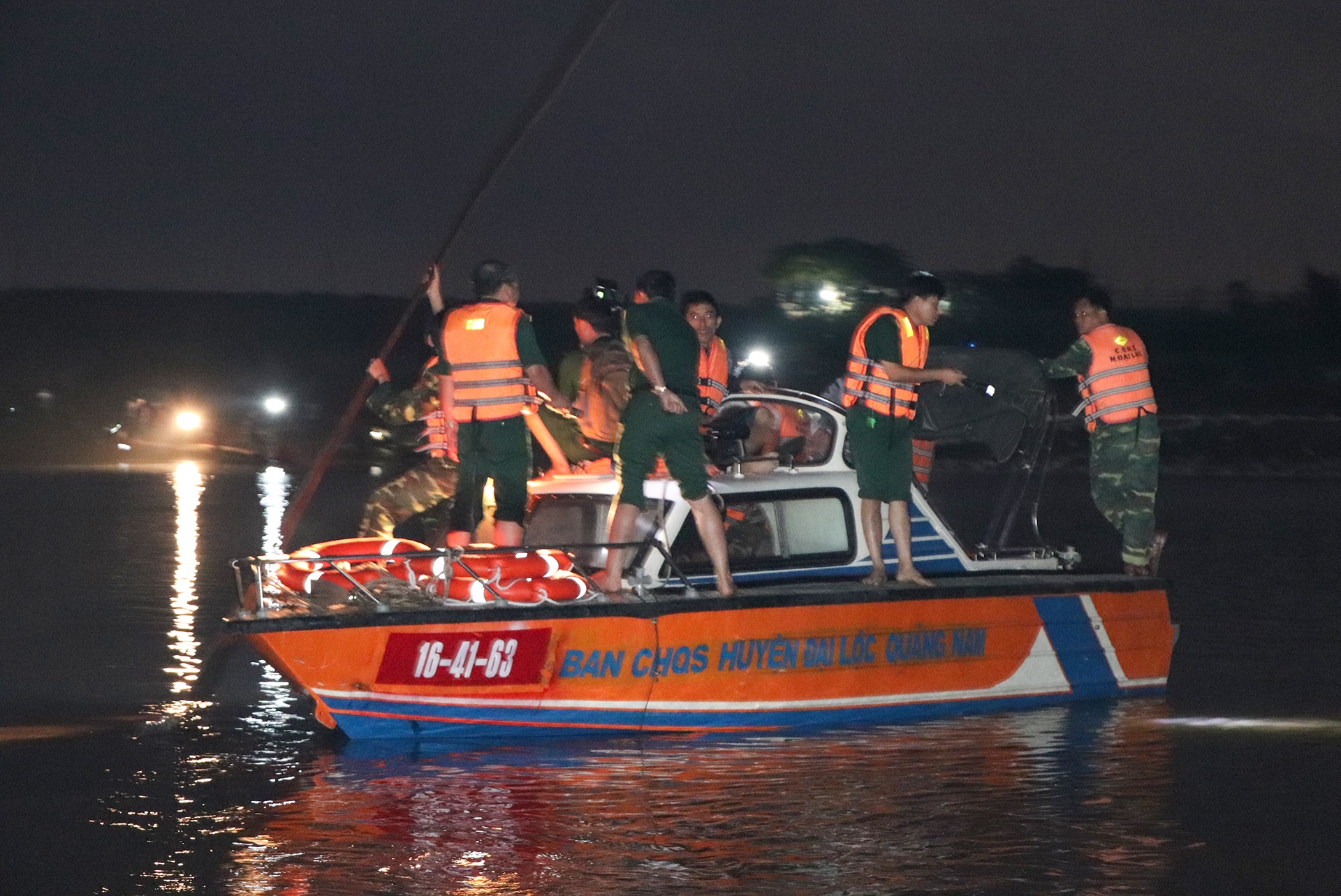 lat ghe 6 nguoi chet anh 5