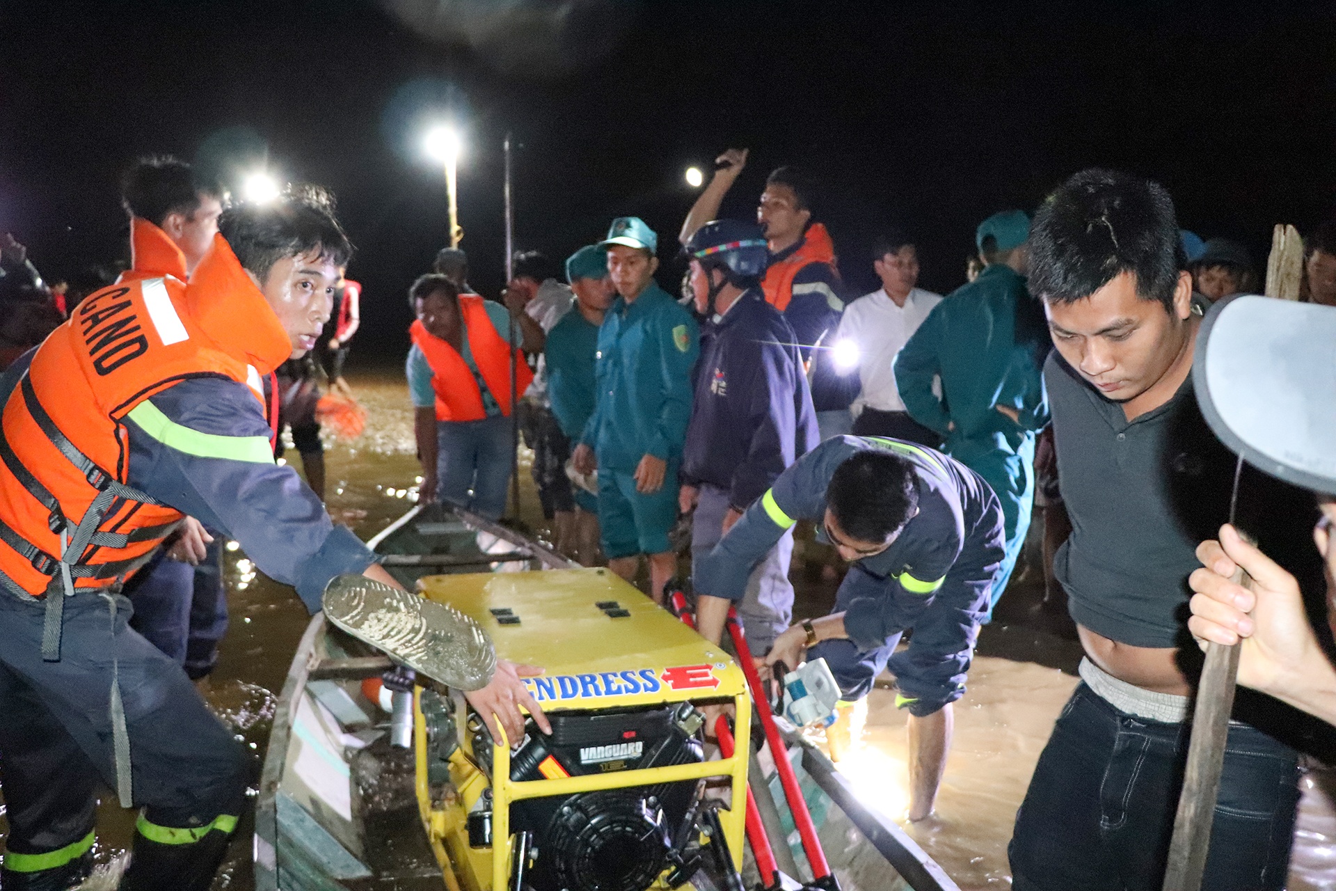 lat ghe 6 nguoi chet anh 4