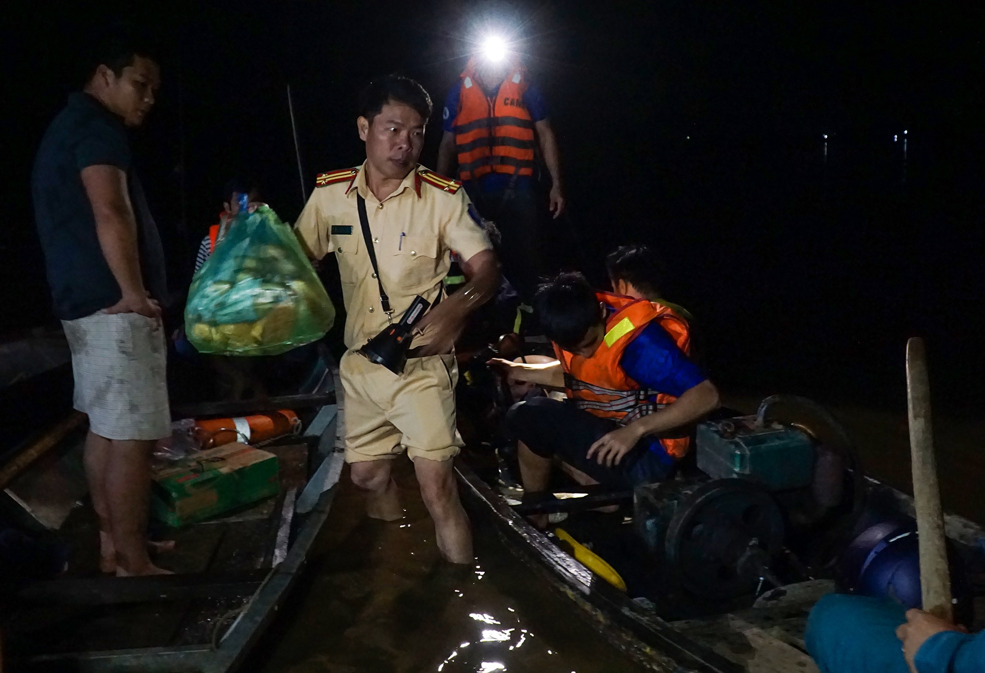 lat ghe 6 nguoi chet anh 8