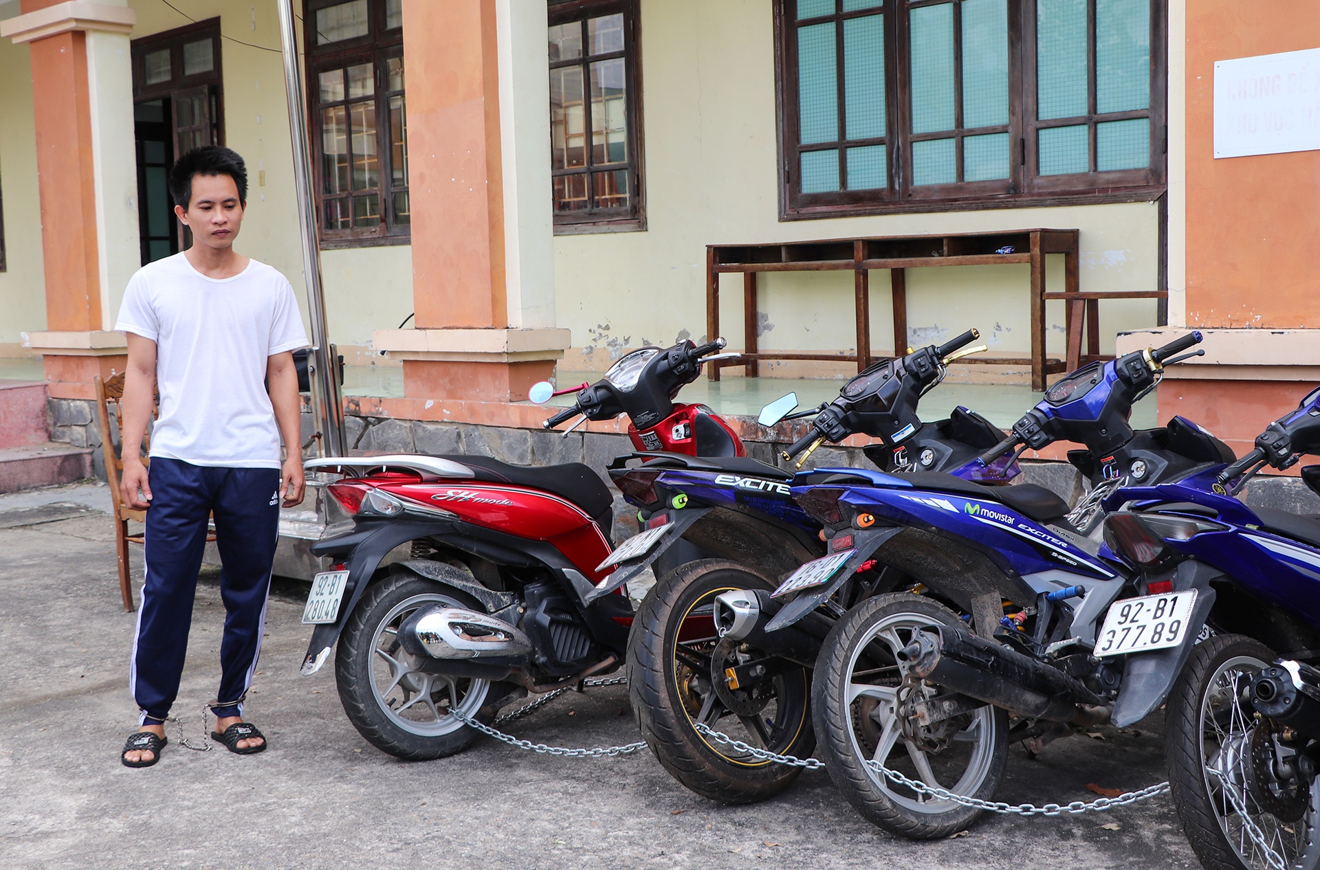 nguoi dan ong trom cap xe may o benh vien anh 1