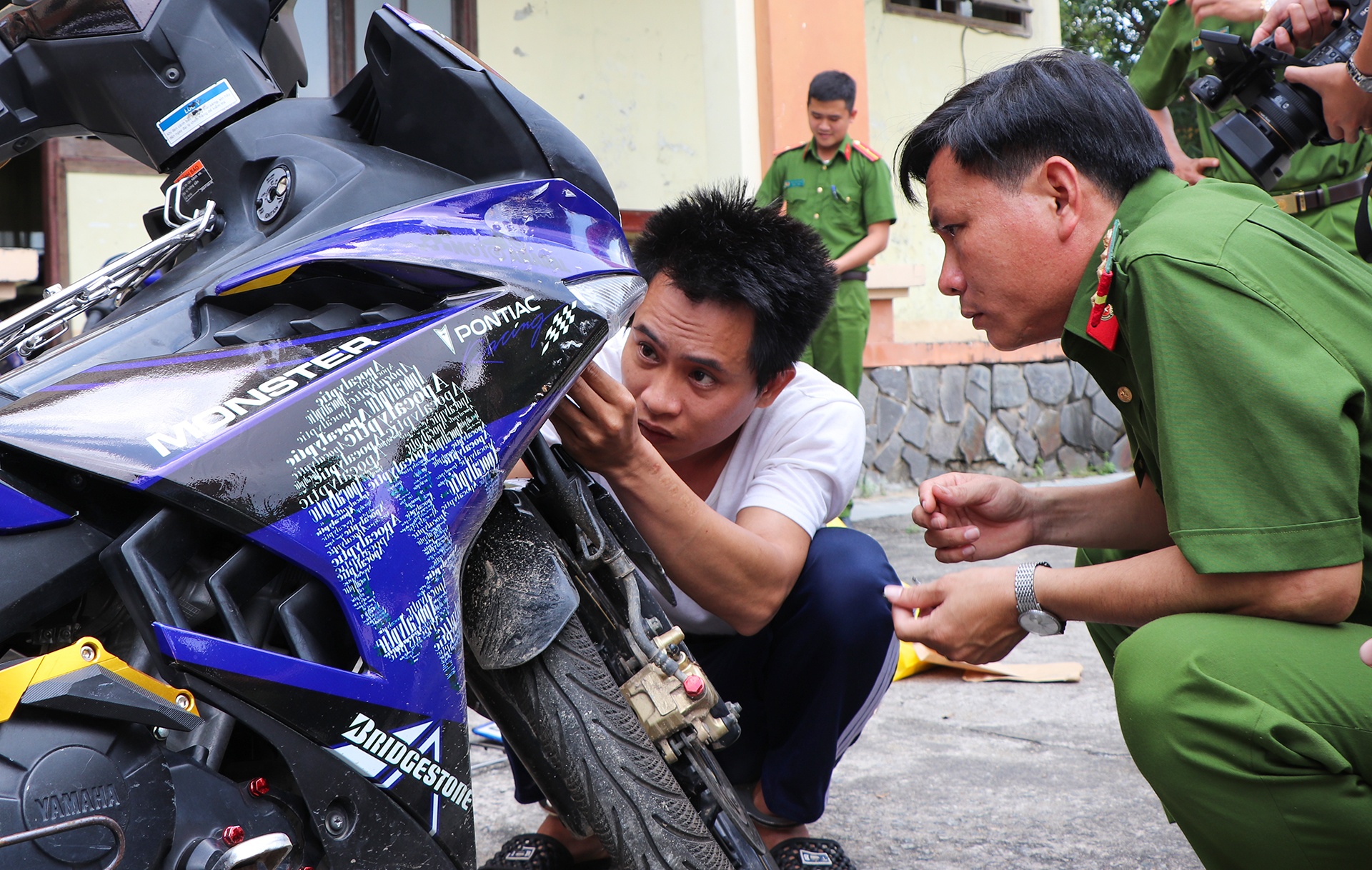 Ga mang 2 tien an trom xe may o benh vien hinh anh