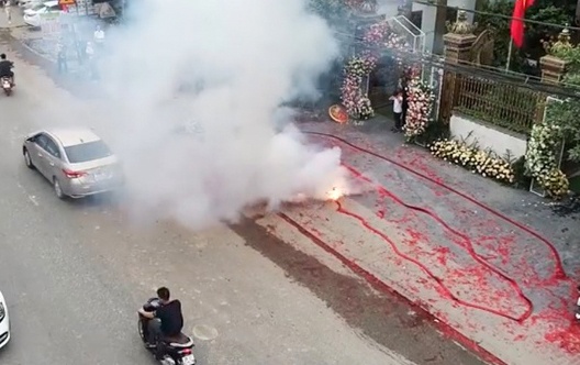 Clip phao no do duong o dam cuoi tai Ha Noi hinh anh