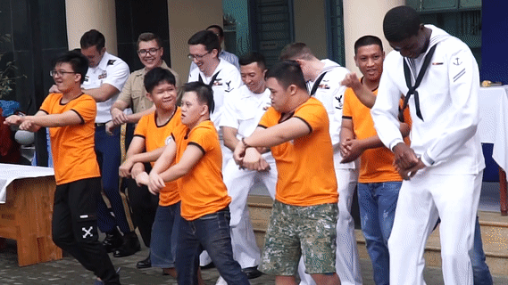 Thuy thu My nhay Gangnam Style cung tre khuyet tat Da Nang hinh anh