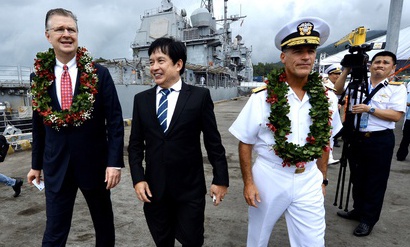 Lanh dao thanh pho Da Nang don doan thuy thu tau hai quan My hinh anh