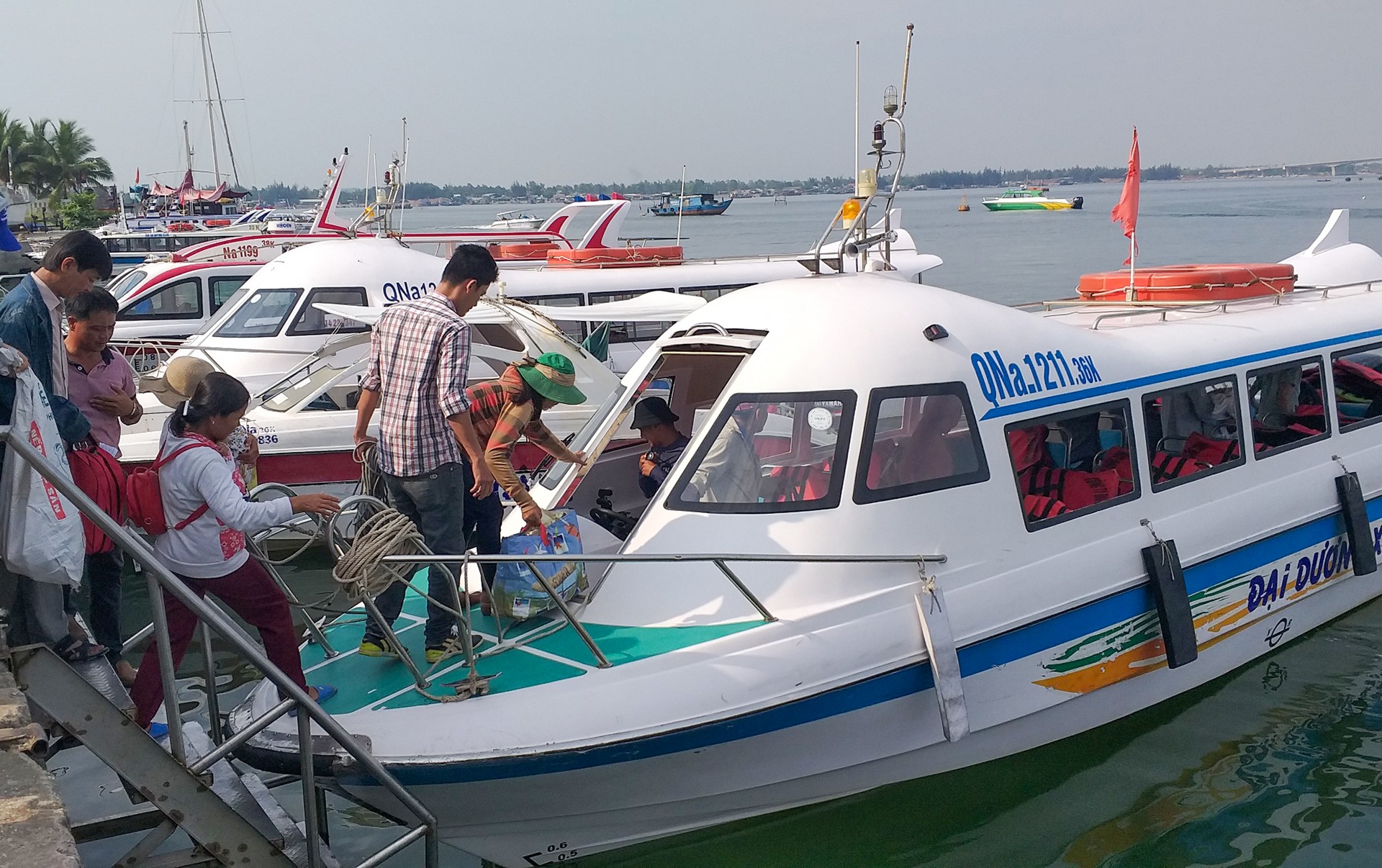 Cu Lao Cham tam dung don khach hinh anh