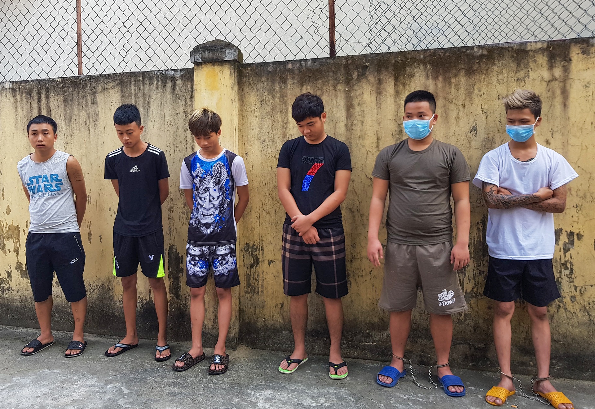 xông vào quán nhậu chém người ảnh 1 xong vao quan nhau chem nguoi anh 1