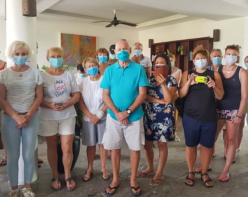 39 du khach duoc trao giay hoan thanh cach ly anh 1