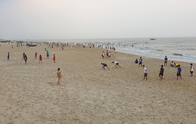 nguoi dan tu tap tam bien trong dich covid-19 anh 1