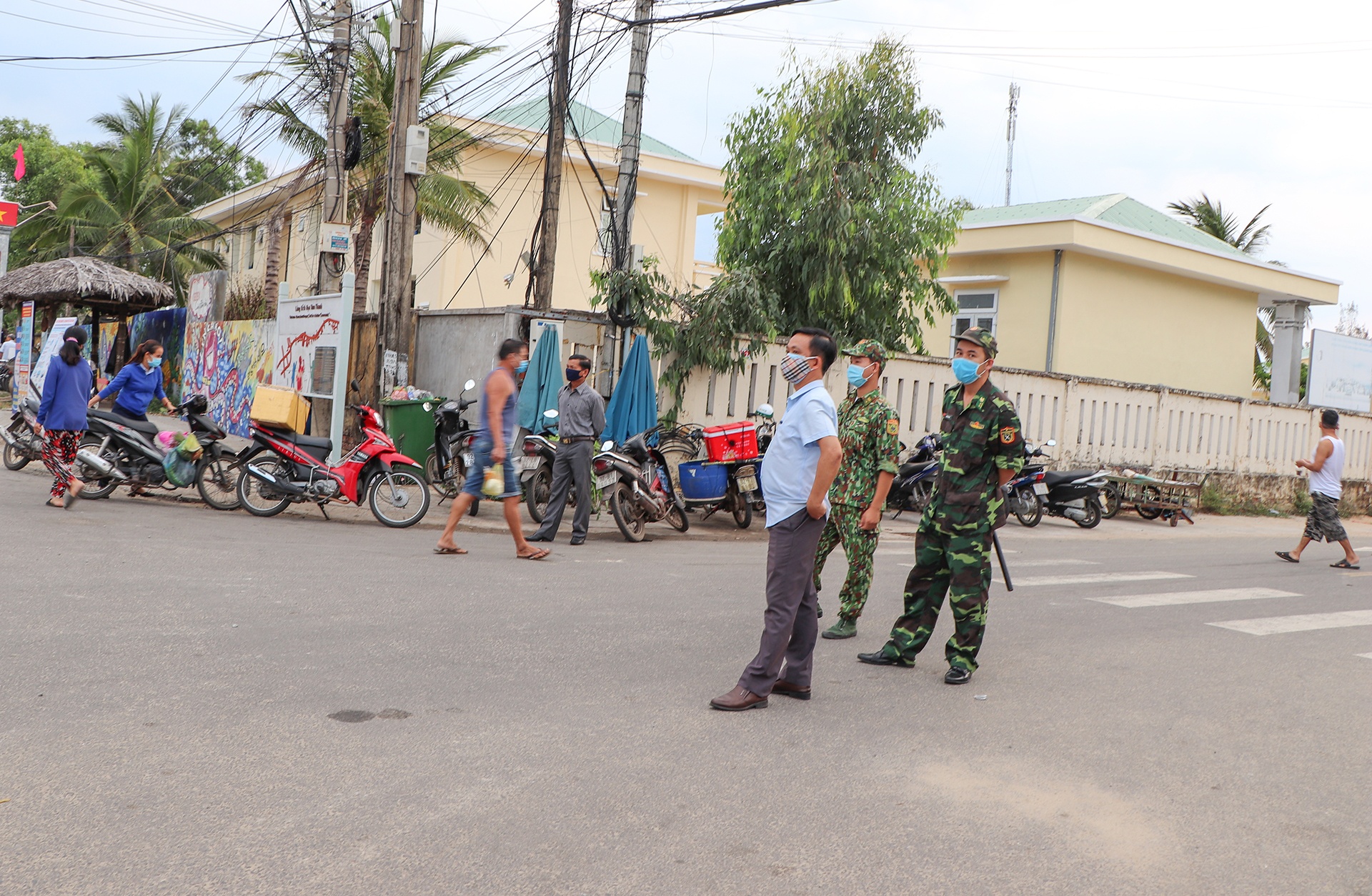 nguoi dan tu tap tam bien trong dich covid-19 anh 2