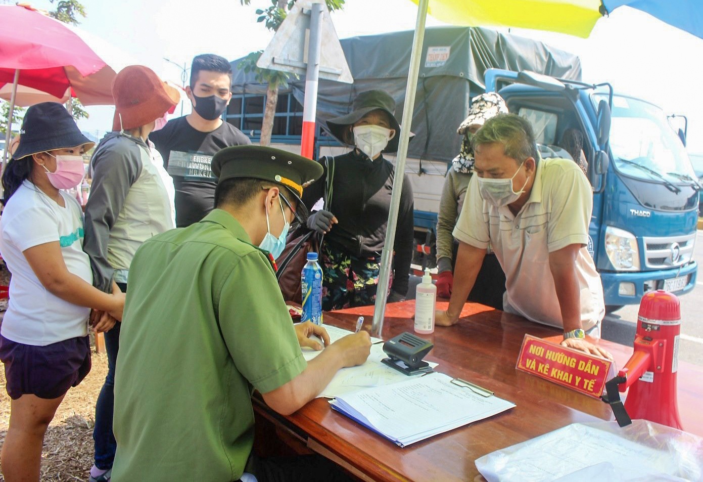 Bi cach ly vi nghi nhiem Covid-19 nhung phat hien duong tinh ma tuy hinh anh