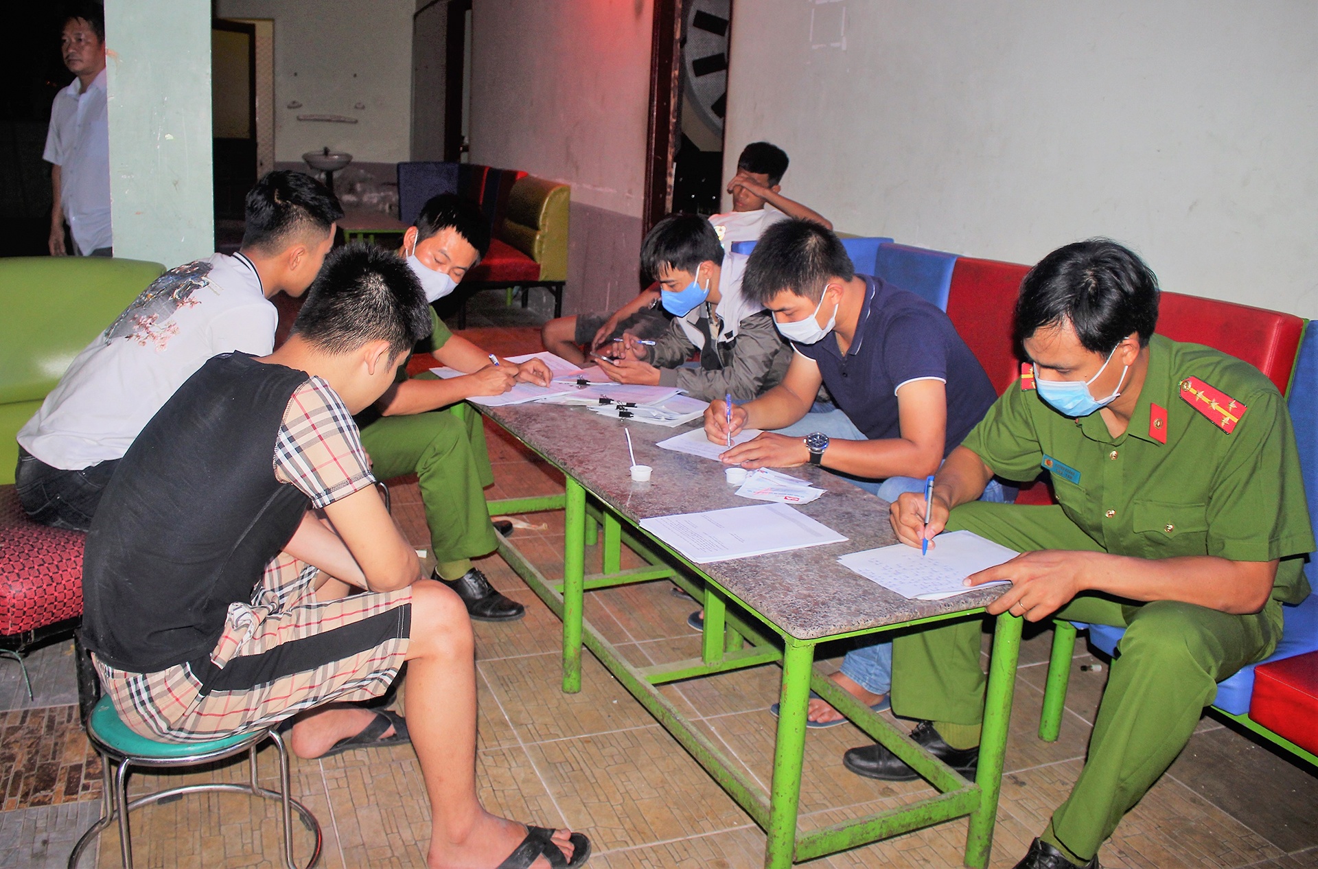 phê ma túy trong quán karaoke ảnh 1 phe ma tuy trong quan karaoke anh 1