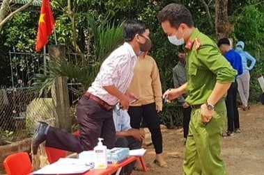 Truy tim nguoi tat nu nhan vien chot kiem dich hinh anh